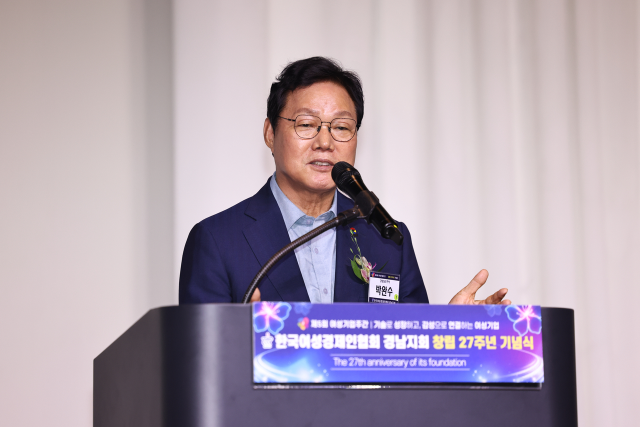 박완수 도지사는 21일 ‘한국여성경제인협회 경남지회 창립 27주년 기념식’에서  여성기업에 대한 지원 강화를 약속했다. [경남도 제공]