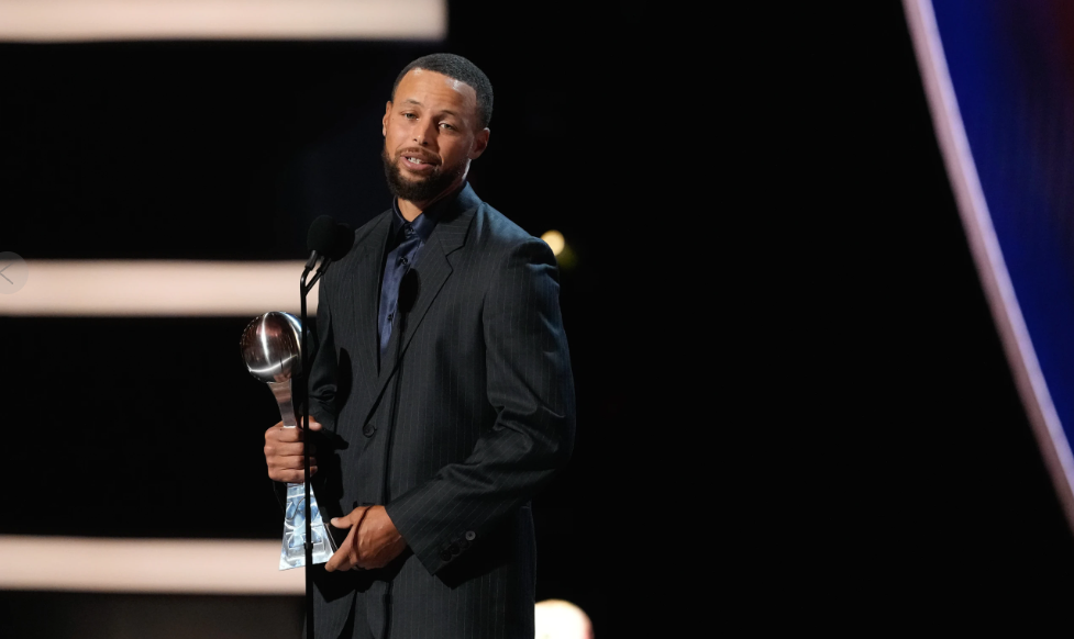 Stephen Curry accepts the Muhammad Ali Sports Humanitarian Award at the ESPY Awards in the David H. Koch Theater at Lincoln Center, in New York, July 15.    (AP-Yonhap)