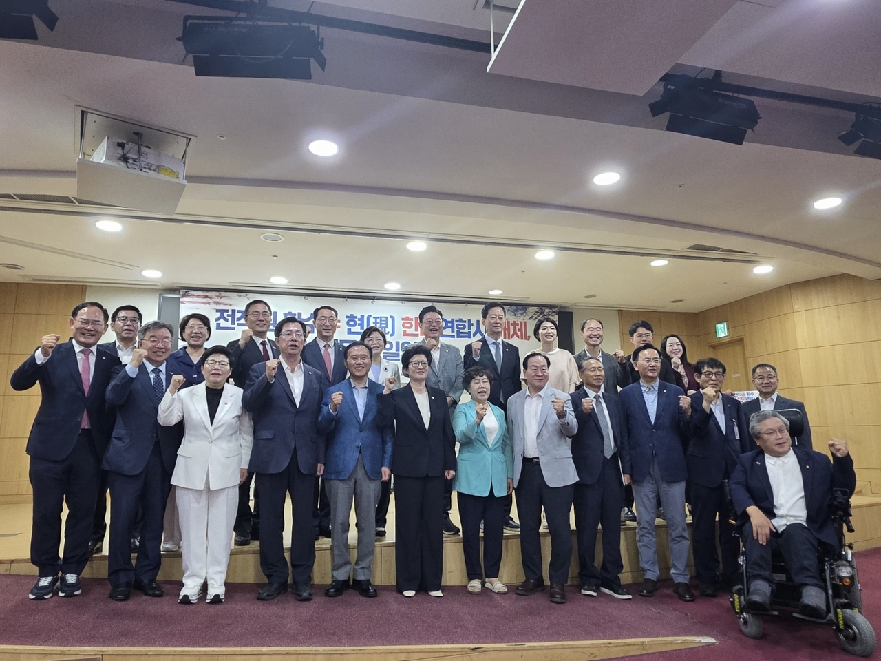 강선영 국민의힘 의원(맨앞줄 왼쪽에서 4번째)이 22일 오전 국회의원회관 제2소회의실에서 ‘전작권 환수 = 현 한미연합사 해체, 서두를 일인가?’ 포럼에서 기념사진을 찍고 있다. 전현건 기자
