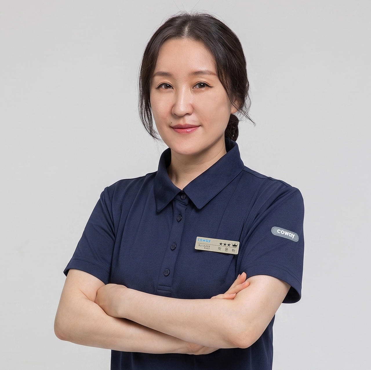 우즈베키스탄 출신 귀화인 박윤하(43·본명 박 에브게니야) 코디가 코웨이가 개최한 ‘2026 코디 스타 어워즈’에서 ‘생산율 스타 1위’를 차지했다. 지난해 연소득은 1억3000만원이었고, 올해는 한달에 62대를 판매해 월평균 1500만원의 수수료를 기록했다. [코웨이]