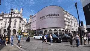 Samsung paints London purple ahead of Galaxy Unpacked