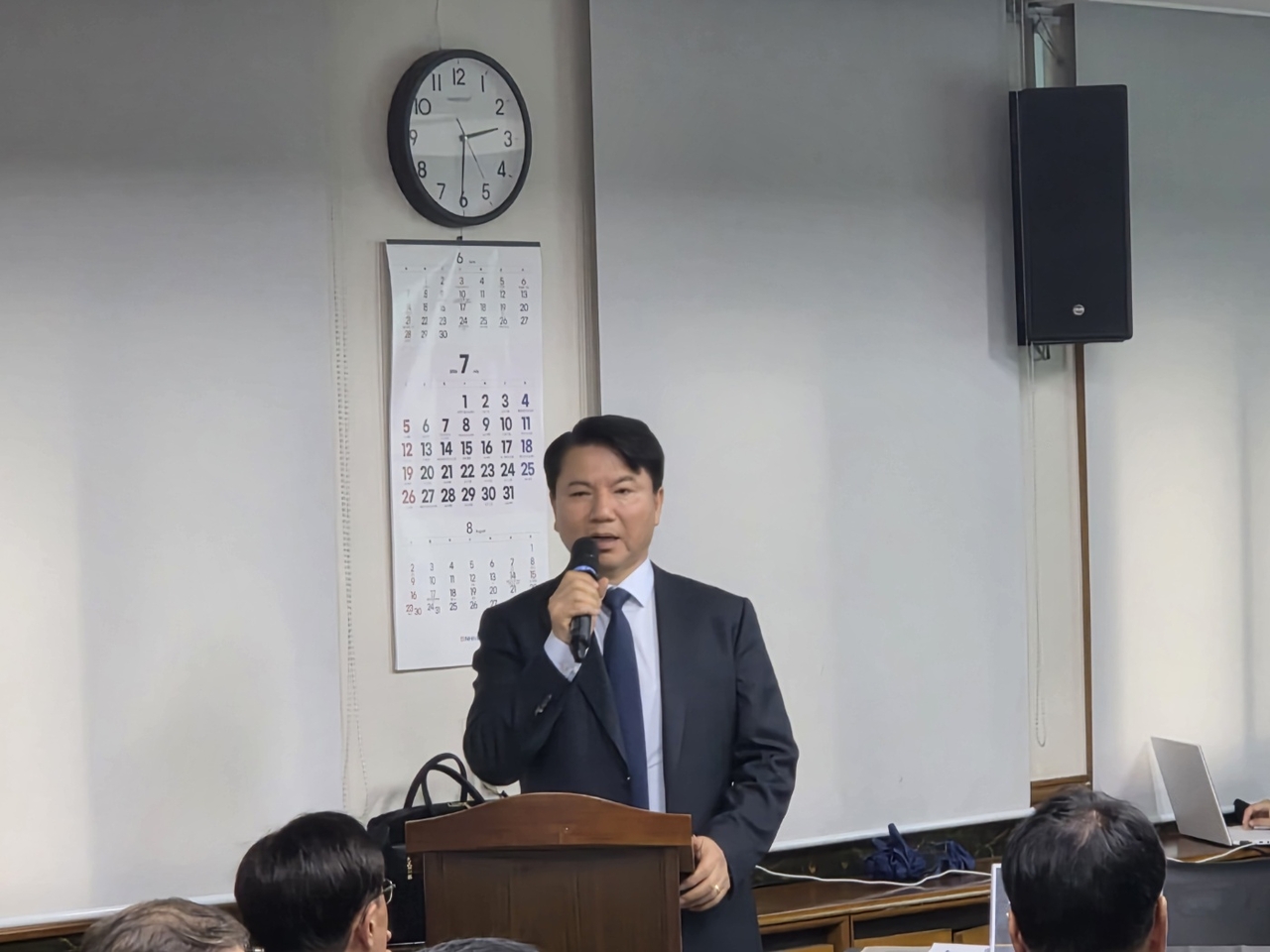 김홍철 국방부 정책실장이 22일 국회 헌정회에서 통합 국군사관학교 설립을 설명하고 있다. 전현건 기자