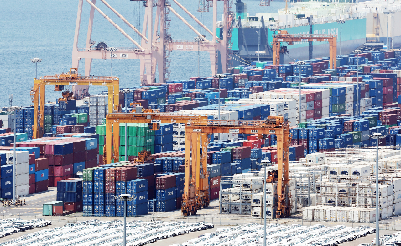 Containers are stacked at Pyeongtaek Port in Gyeonggi Province on July 1. (Yonhap)