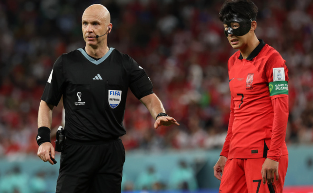 Referee Anthony Taylor (left) stops the game while South Korea’s Son Heung-min looks on, in Al Rayyan, Qatar, Nov. 28, 2022.   (Yonhap)