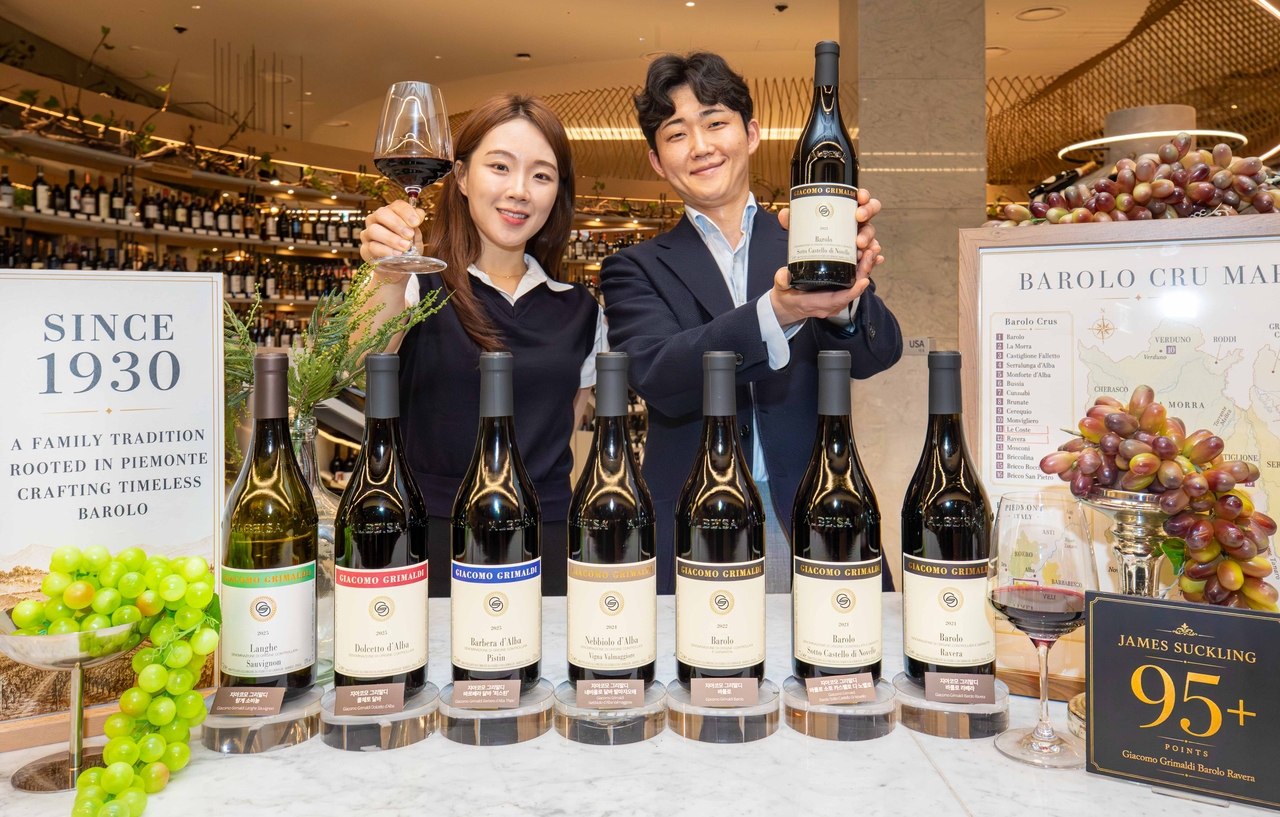 서울 영등포구 더현대 서울 지하1층에 있는 와인웍스 매장에서 비노에이치 직원과 소믈리에가 ‘지아코모 그리말디’ 대표 와인을 소개하고 있다. [현대백화점 제공]