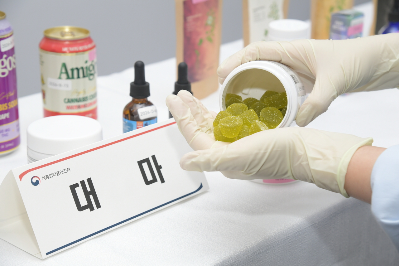 A Ministry of Food and Drug Safety official displays a jelly product containing cannabis-related substances during a briefing at the ministry's headquarters in Cheongju, North Chungcheong Province, on Wednesday. (Ministry of Food and Drug Safety)