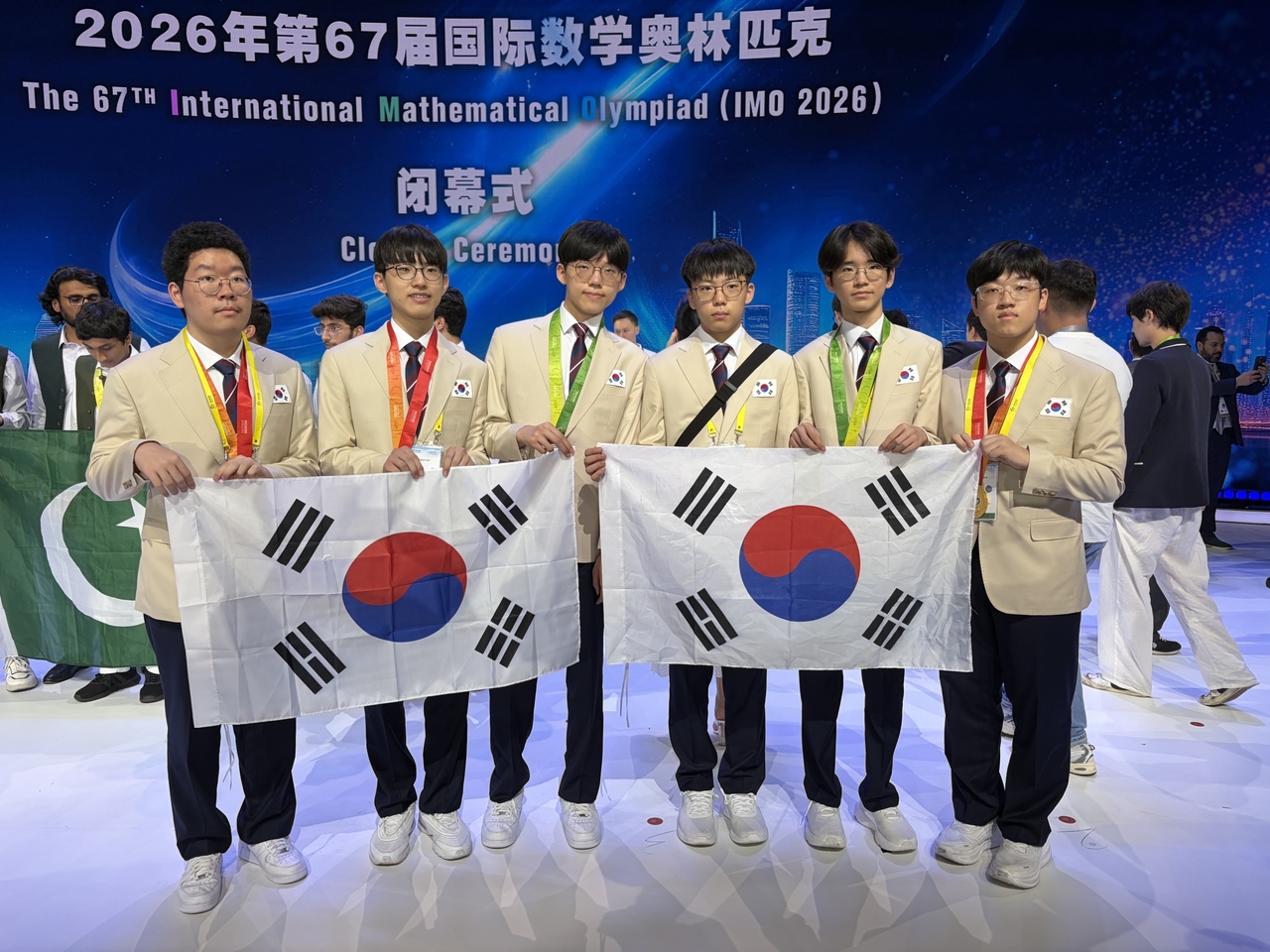 제67회 국제수학올림피아드에 출전한 한국대표팀. 변서진(왼쪽부터)·이현준·홍승욱·김채민·김동현·심성진 학생.[과기정통부 제공]