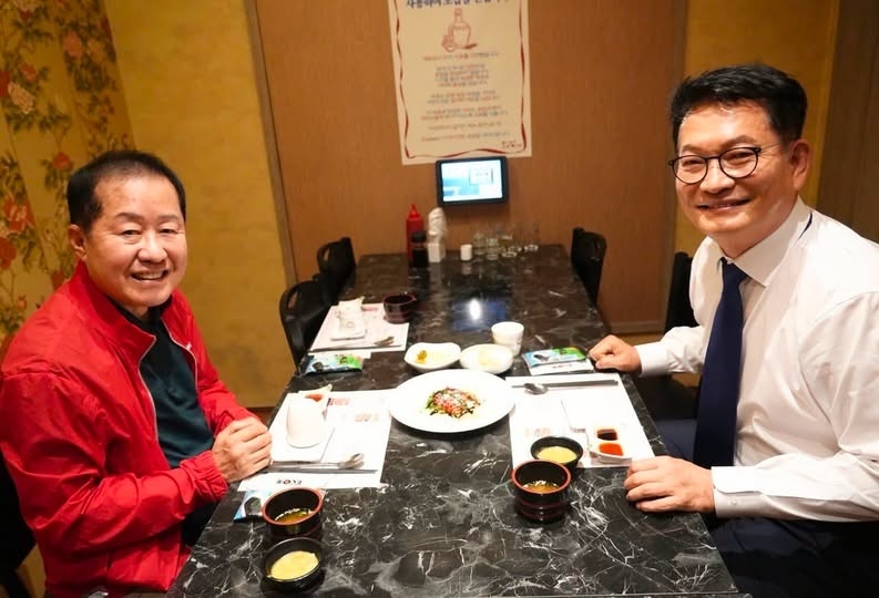 홍준표(왼쪽) 전 대구시장과 송영길 더불어민주당 당대표 후보가 21일 서울 잠실에서 오찬을 함께 하는 모습. [송영길 페이스북 갈무리]
