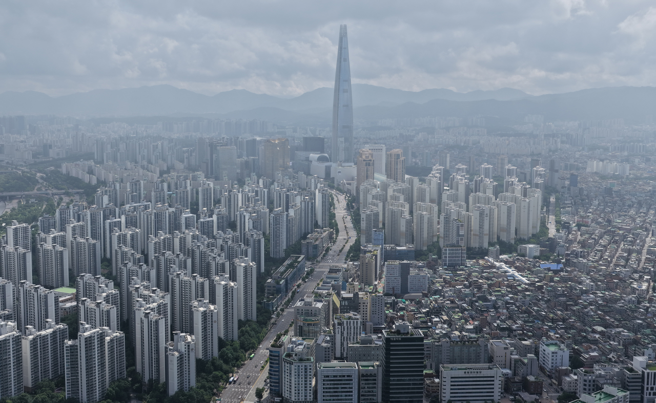 This photo taken on Sunday shows the apartment complexes in Songpa-gu, southern Seoul, one of the more affluent areas in the city. (Yonhap)