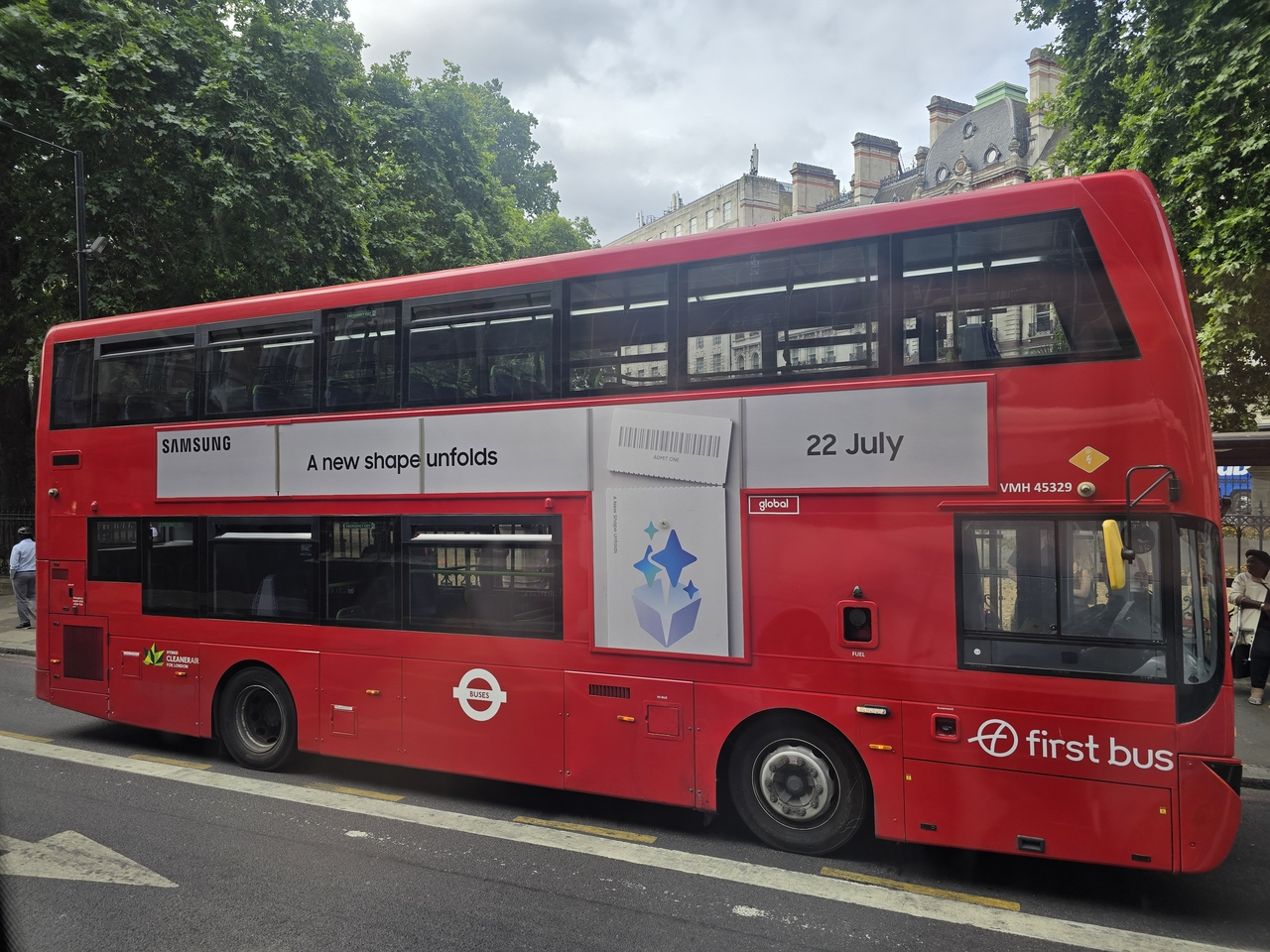 A London red double-decker bus carries a Samsung Galaxy Unpacked 2026 advertisement (Jie Ye-eun/The Korea Herald)