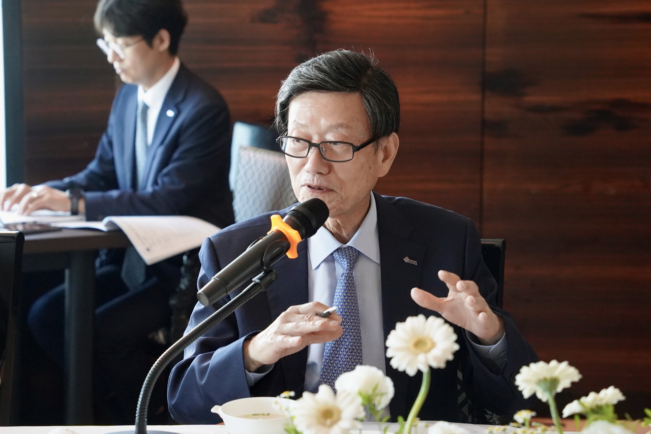 윤진식 한국무역협회 회장이 22일 부산 서면 롯데호텔에서 열린 ‘부울경 수출기업 애로 해소 간담회’에서 인사말을 하고 있다. [무역협회 제공]