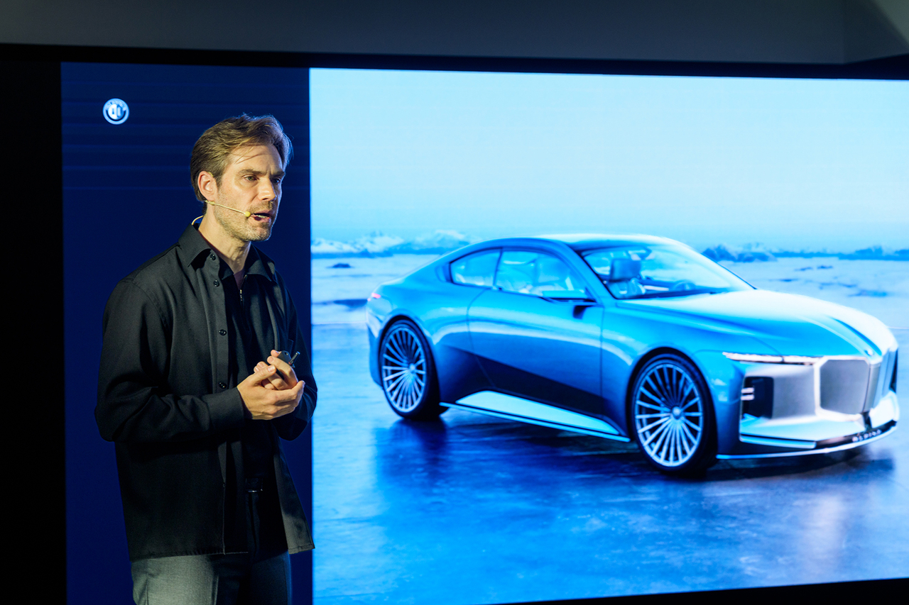 맥시밀리언 미쏘니 BMW 그룹 BMW 알피나 및 럭셔리 클래스 디자인 총괄 부사장이 BMW 알피나 브랜드 설명회에서 발언하고 있다. [BMW 코리아 제공]