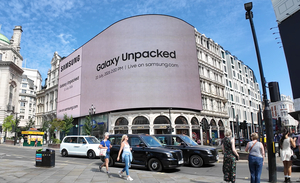 Samsung paints London purple ahead of Galaxy Unpacked