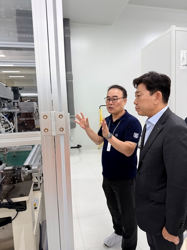 [사진 : 홍병희 그래핀스퀘어(주) 대표이사가 박용선 포항시장에게 그래핀 CVD 합성 장비에 대해 설명하고 있다. (그래핀스퀘어 제공)]