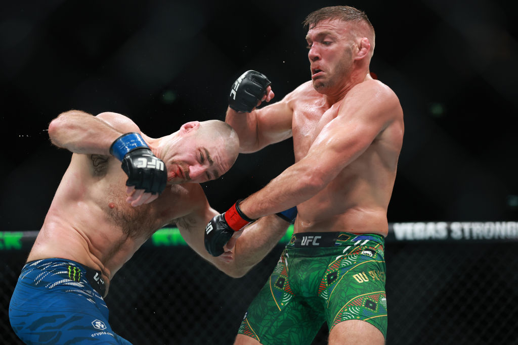 지난 해 2월 UFC 312에서 챔피언 션 스트릭랜드를 꿀밤 펀치로 가격하고 있는 드리퀴스 뒤플레시. [게티이미지]