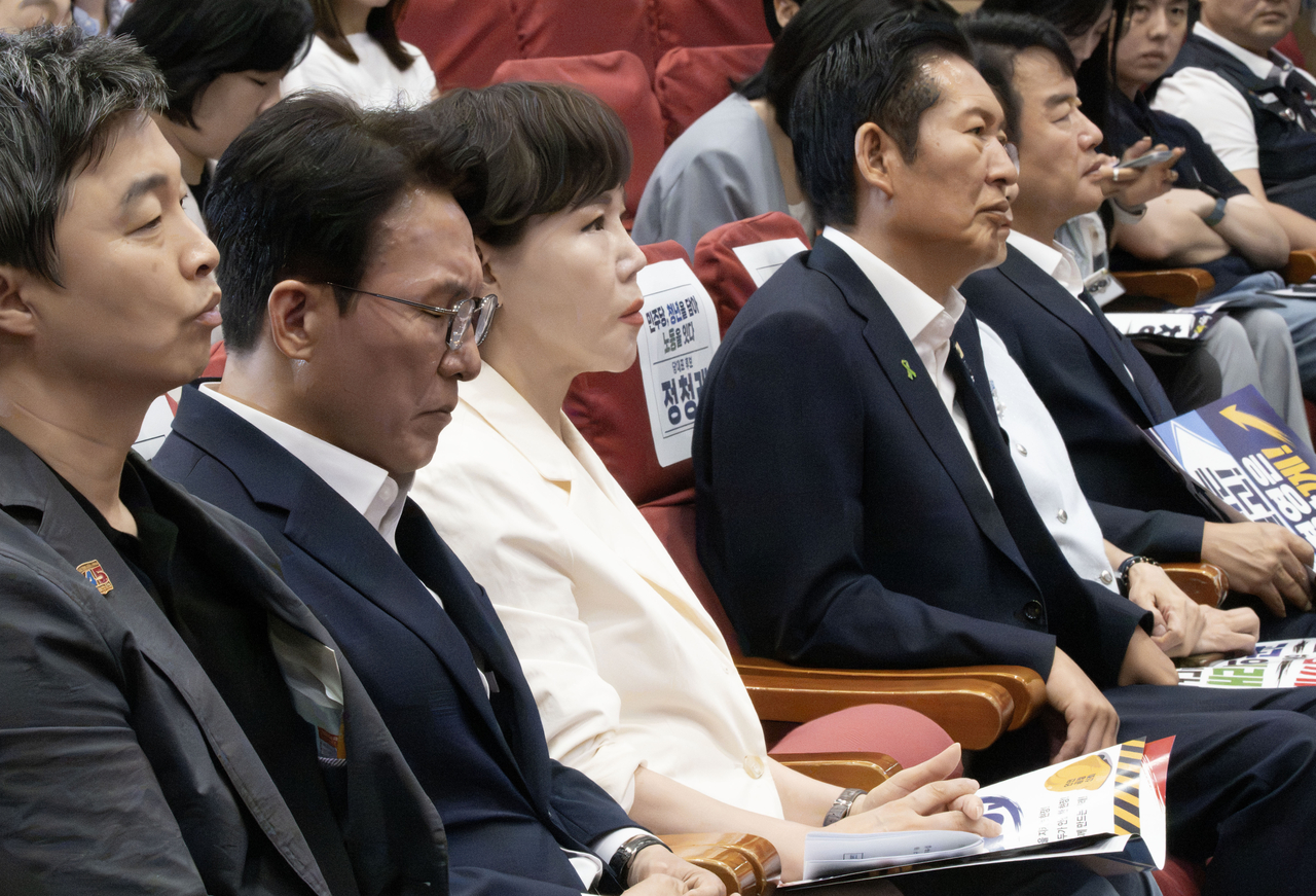 김민석(왼쪽 두 번째) 더불어민주당 대표 후보자와 정청래(오른쪽 두 번째) 후보자가 22일 오전 서울 여의도 국회 의원회관에서 열린 민주당, 청년을 담아 노동을 잇다 토론회에 참석하고 있다.
임세준 기자