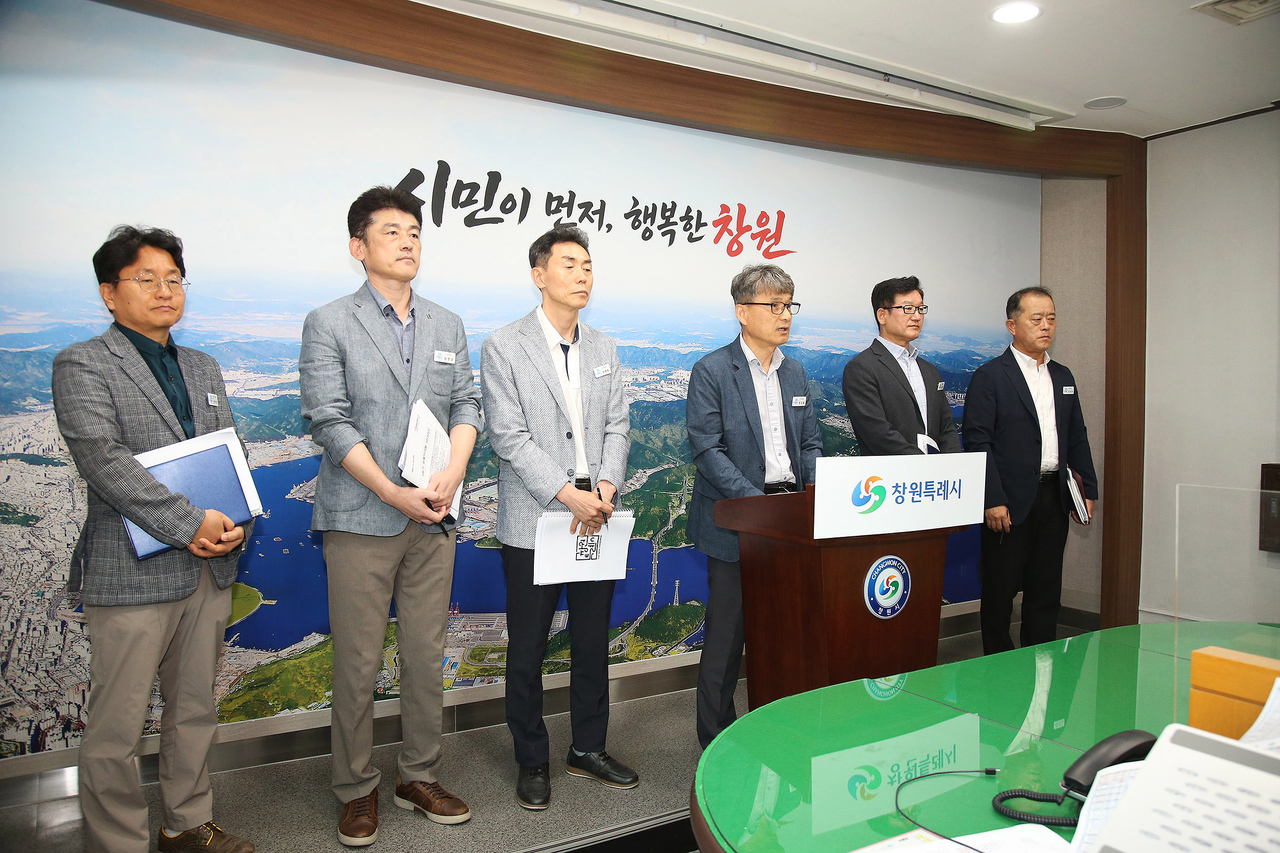 정규용(왼쪽 네 번째) 창원시 도시정책국장이 22일 ‘제4차 배후도시 지구단위계획 재정비 용역’과 관련한 브리핑을 하고 있다. [창원시 제공]