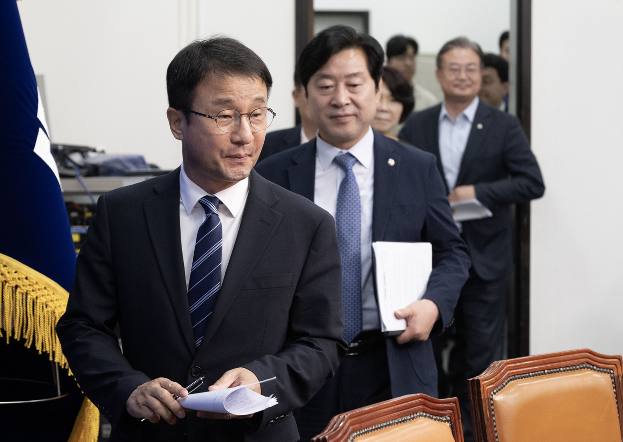 한병도(앞줄) 더불어민주당 대표 직무대행 겸 원내대표가 22일 오전 서울 여의도 국회에서 열린 최고위원회의에 참석하고 있다. 임세준 기자