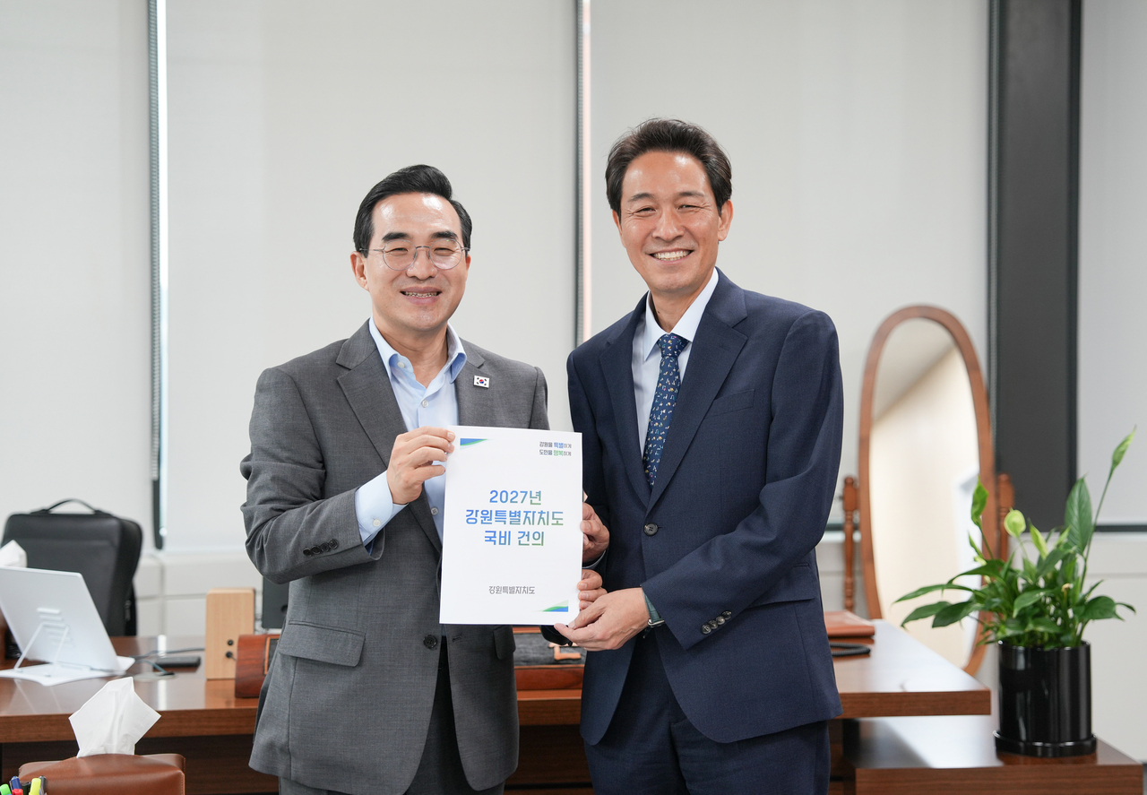 박장관이 우지사와 웃고 있는데, 그동안 ‘무대접’이었던 강원도의 요청을 수용하겠다는 뜻으로 강원특별자치도 도민들은 해석하려 한다.