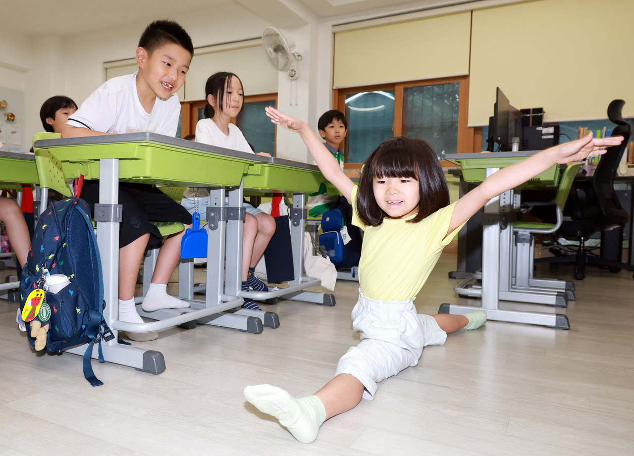 A second-grade student performs during a talent show held as part of a summer vacation ceremony at Jungpyeong Elementary School in Nowon-gu, Seoul, on Wednesday. (Yonhap)