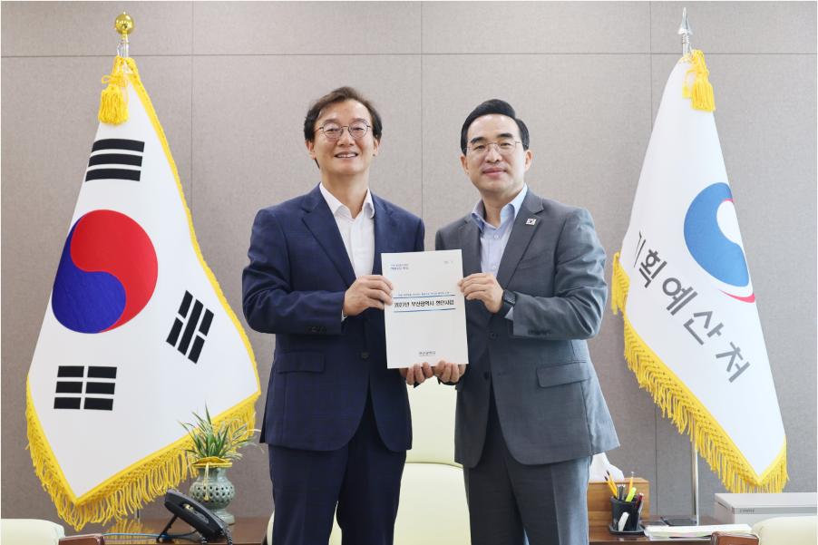 전재수(왼쪽) 부산시장이 22일 오전 정부세종청사에서 박홍근 기획예산처 장관을 만나 부산의 주요 현안 사업해결을 위한 국비 지원을 요청했다. [부산시 제공]