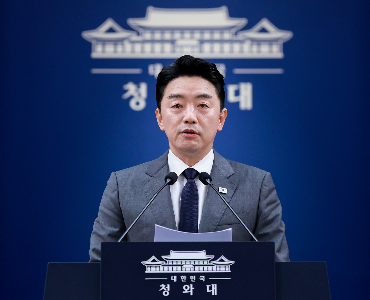 강훈식 비서실장이 지난 6일 청와대 춘추관에서 이날 오전 열린 메가프로젝트 민관합동 점검회의 결과 브리핑을 하고 있다. [연합]