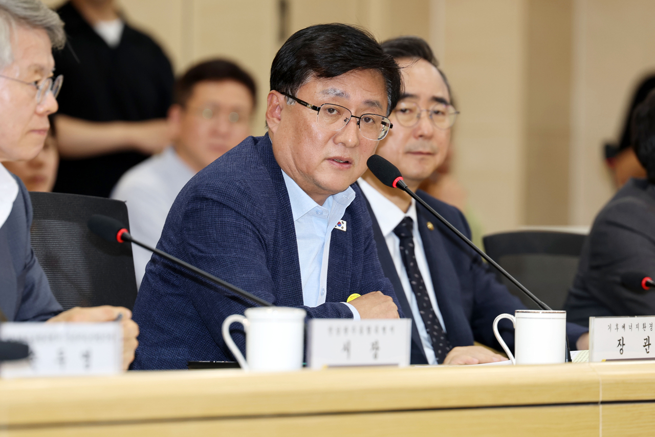Minister of Climate, Environment and Energy Kim Sung-hwan attends a meeting July 16 at the Jeonnam-Gwangju integrated special city hall to discuss power supply plans for the Honam semiconductor industrial complex. [Yonhap]