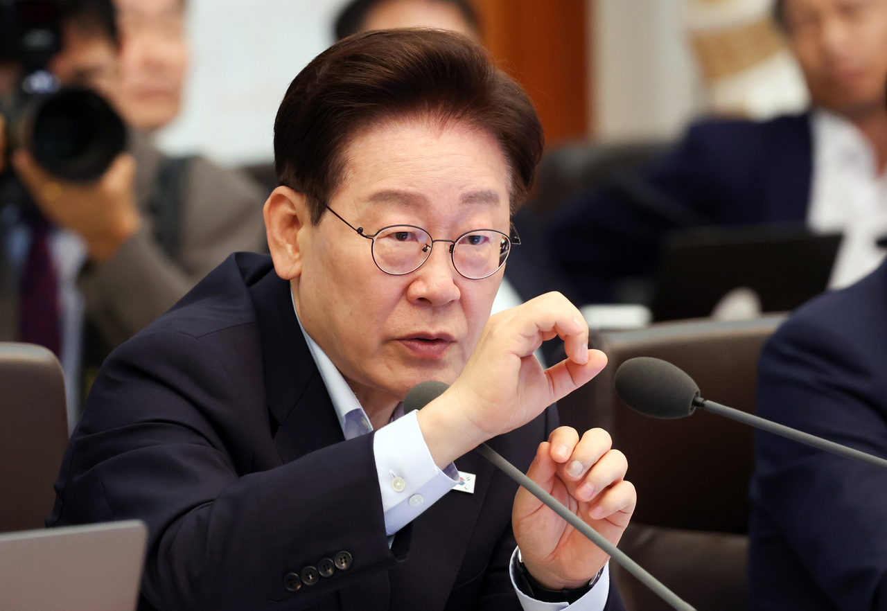 이재명 대통령이 21일 청와대에서 열린 국무회의에서 발언하는 모습. [연합]