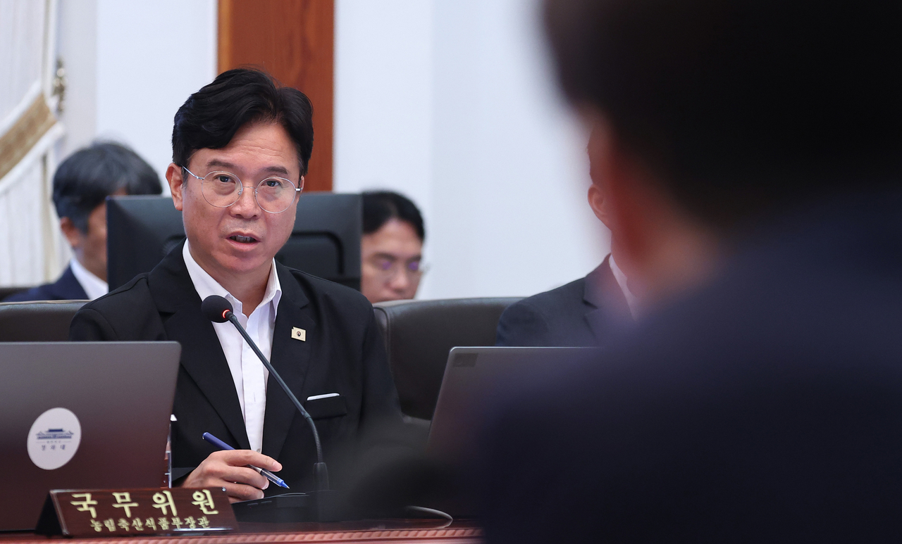 김영훈 노동부 장관이 21일 청와대에서 열린 국무회의에서 이재명 대통령 질문에 답하고 있다. [연합]