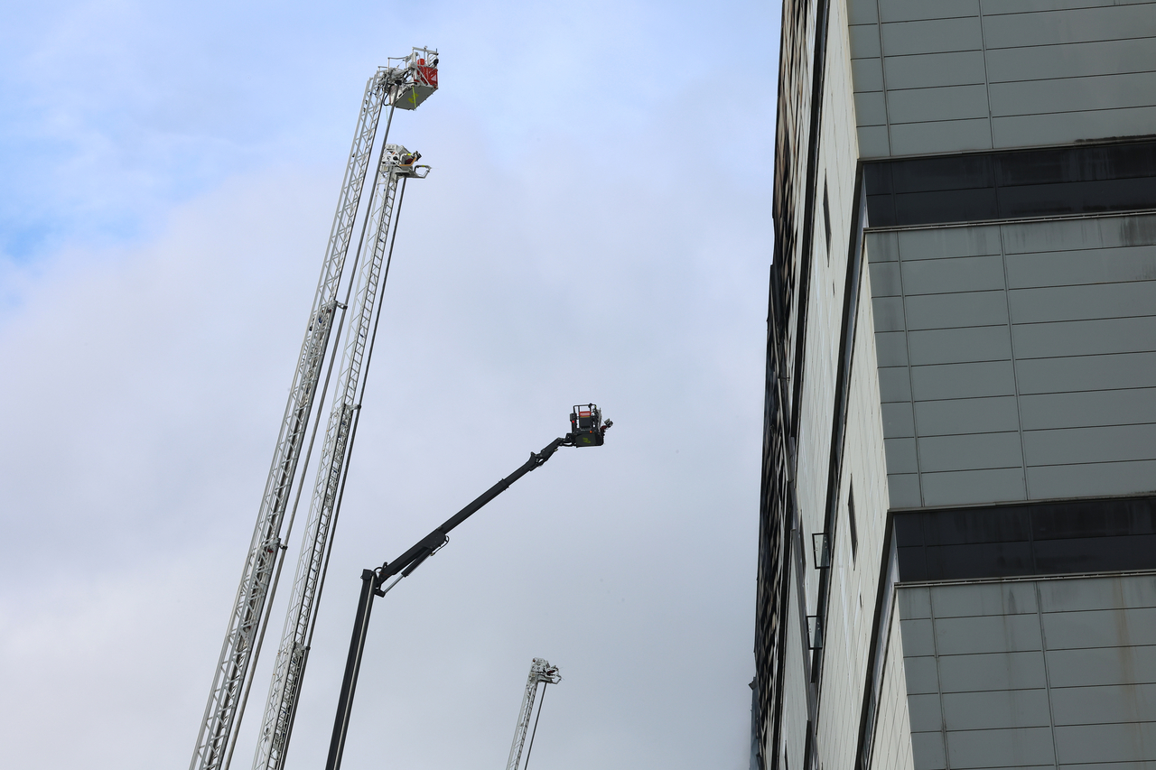 Fire trucks pause water spraying at a fire-damaged Coupang logistics center in Seoknam-dong, Incheon, on Monday after firefighters brought the blaze under control. (Yonhap)