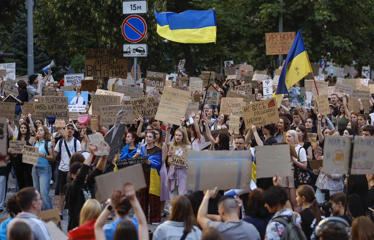 Ukrainians hold placards during a protest in Kyiv, Tuesday. (EPA-Yonhap)