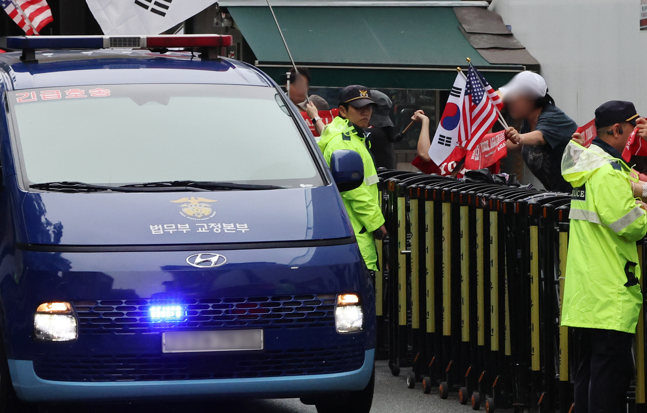 A transport vehicle carrying Kim Keon Hee arrives at the offices of the second comprehensive special counsel team in Gwacheon, Gyeonggi Province, on Wednesday. Kim is being questioned as a suspect on charges of brokering illicit favors and abuse of authority in connection with the relocation of the presidential residence under former President Yoon Suk Yeol. [Yonhap]