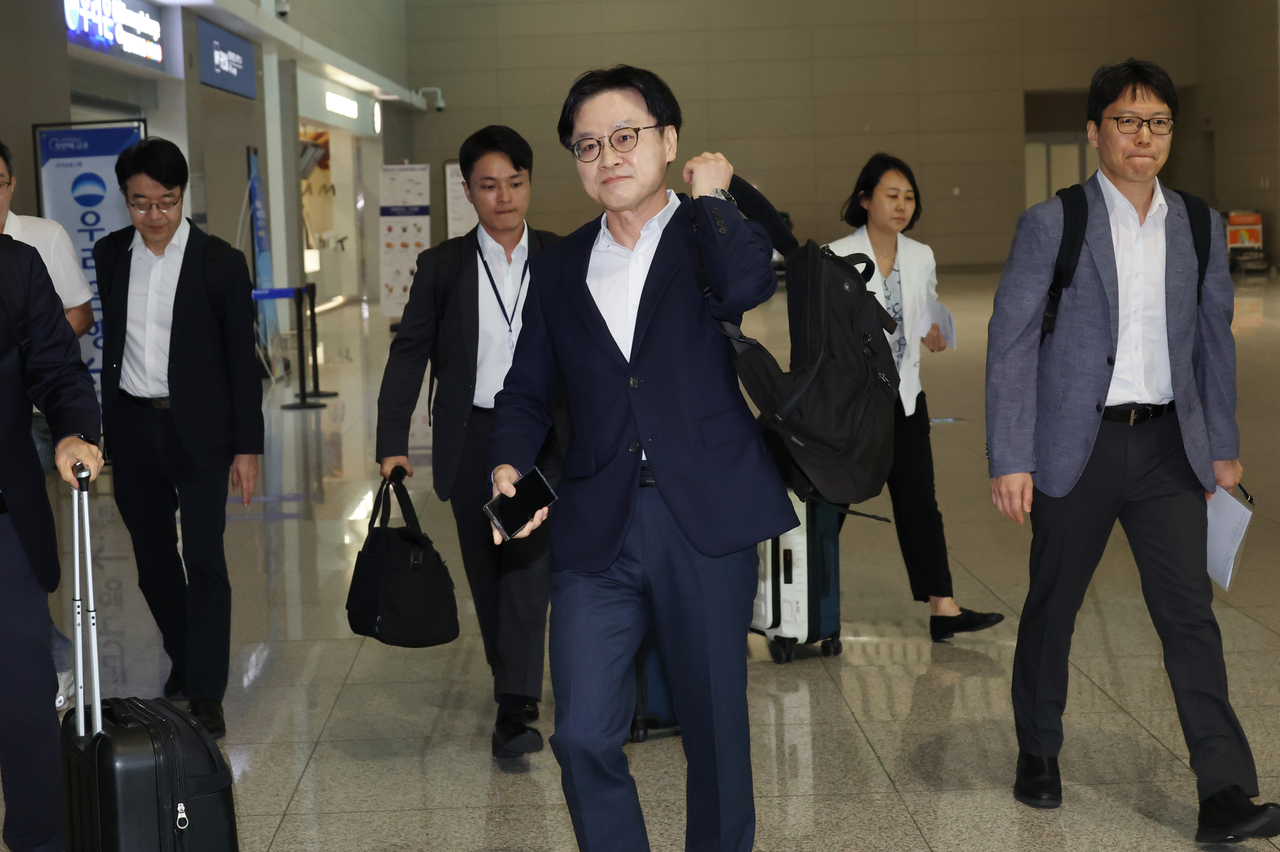 김정관 산업통상부 장관이 23일 미국 워싱턴에서 열리는 한미 조선협력센터 개소식에 참석하기 위해 22일 인천국제공항을 통해 출국하고 있다.
[연합]
