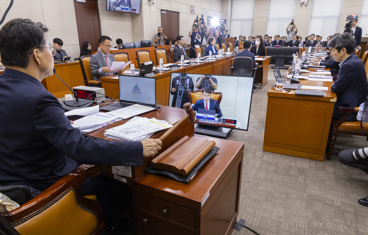Yoon Sang-hyun, chairman of the National Assembly special committee on parliamentary investigation into violations of citizens' voting rights — including ballot shortages in the 9th nationwide simultaneous local elections — and election management reform, opens the committee's second hearing at the National Assembly on Wednesday.