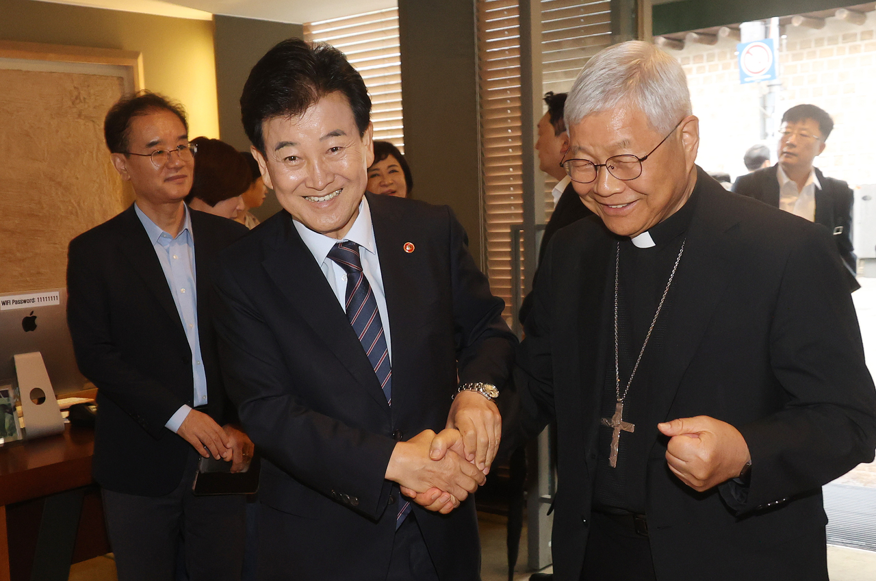 Unification Minister Chung Dong-young (left) and Cardinal Lazarus You Heung-sik arrive for a luncheon meeting at Conference House Dalgaebi in central Seoul on Wednesday. (Pool photo/Yonhap)