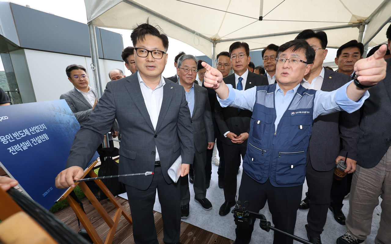 김성환 기후에너지환경부 장관이 22일 경기도 용인시 ‘용인 반도체 국가산단’ 부지 앞에서 현황 브리핑을 듣고 있다. [연합]