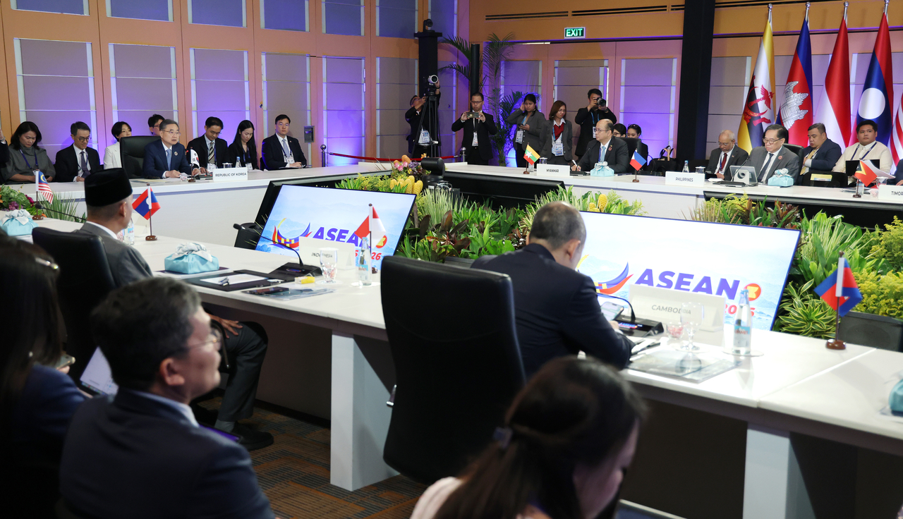 Foreign Minister Cho Hyun speaks during the South Korea–ASEAN Foreign Ministers' Meeting at the Philippine International Convention Center (PICC) in Manila on Wednesday. (Yonhap)