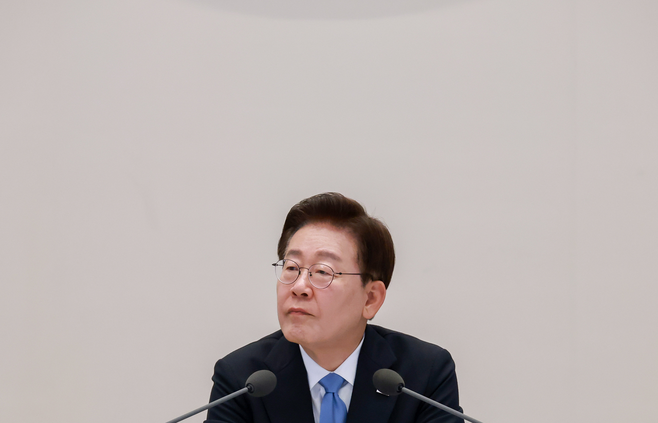 이재명 대통령이 22일 청와대에서 열린 지역·필수·공공의료 간담회에서 참석자 발언을 듣고 있다. [연합]