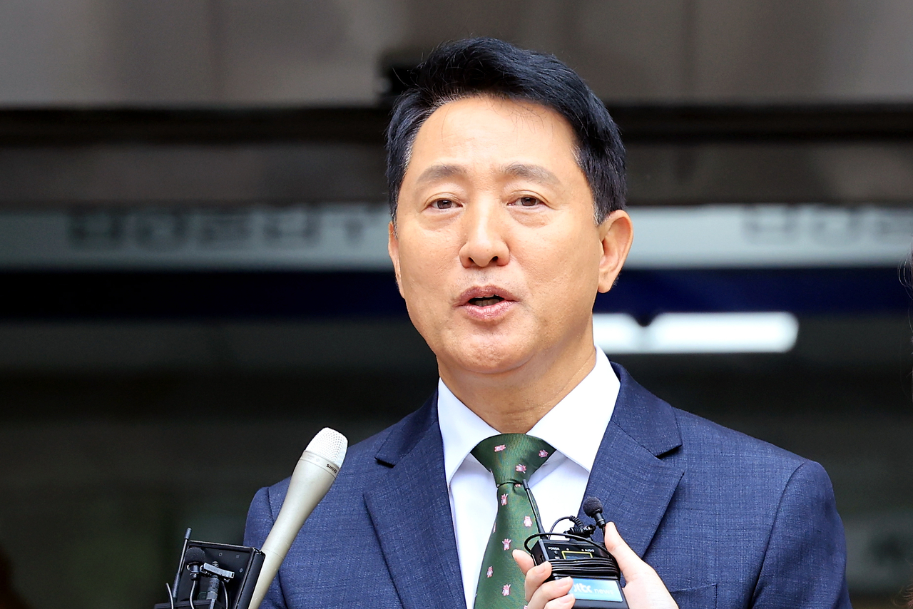 정치 브로커 명태균 씨로부터 여론조사 결과를 받아보고 후원자에게 비용을 대납하게 한 혐의로 기소된 오세훈 서울시장이 22일 오후 서울 서초구 서울중앙지법에서 열린 선고 공판을 마친 뒤 법정을 나서며 취재진의 질문에 답하고 있다. 서울중앙지법 형사합의22부(부장 조형우)는 이날 정치자금법 위반 혐의로 재판에 넘겨진 오 시장에게 벌금 1000만원을 선고했다. [연합]