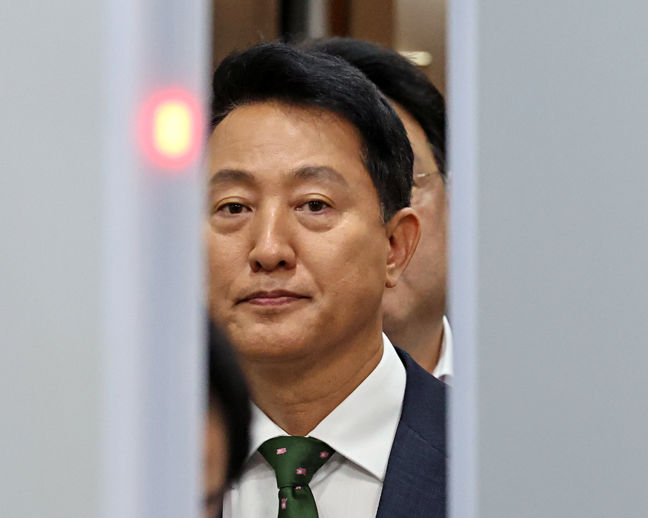 정치 브로커 명태균 씨로부터 여론조사 결과를 받아보고 후원자에게 비용을 대납하게 한 혐의로 기소된 오세훈 서울시장이 22일 오후 서울 서초구 서울중앙지법에서 열린 선고 공판을 마친 뒤 법정을 나서고 있다. 서울중앙지법 형사합의22부(부장 조형우)는 이날  정치자금법 위반 혐의로 재판에 넘겨진 오 시장에게 벌금 1000만원을 선고했다.  [연합]