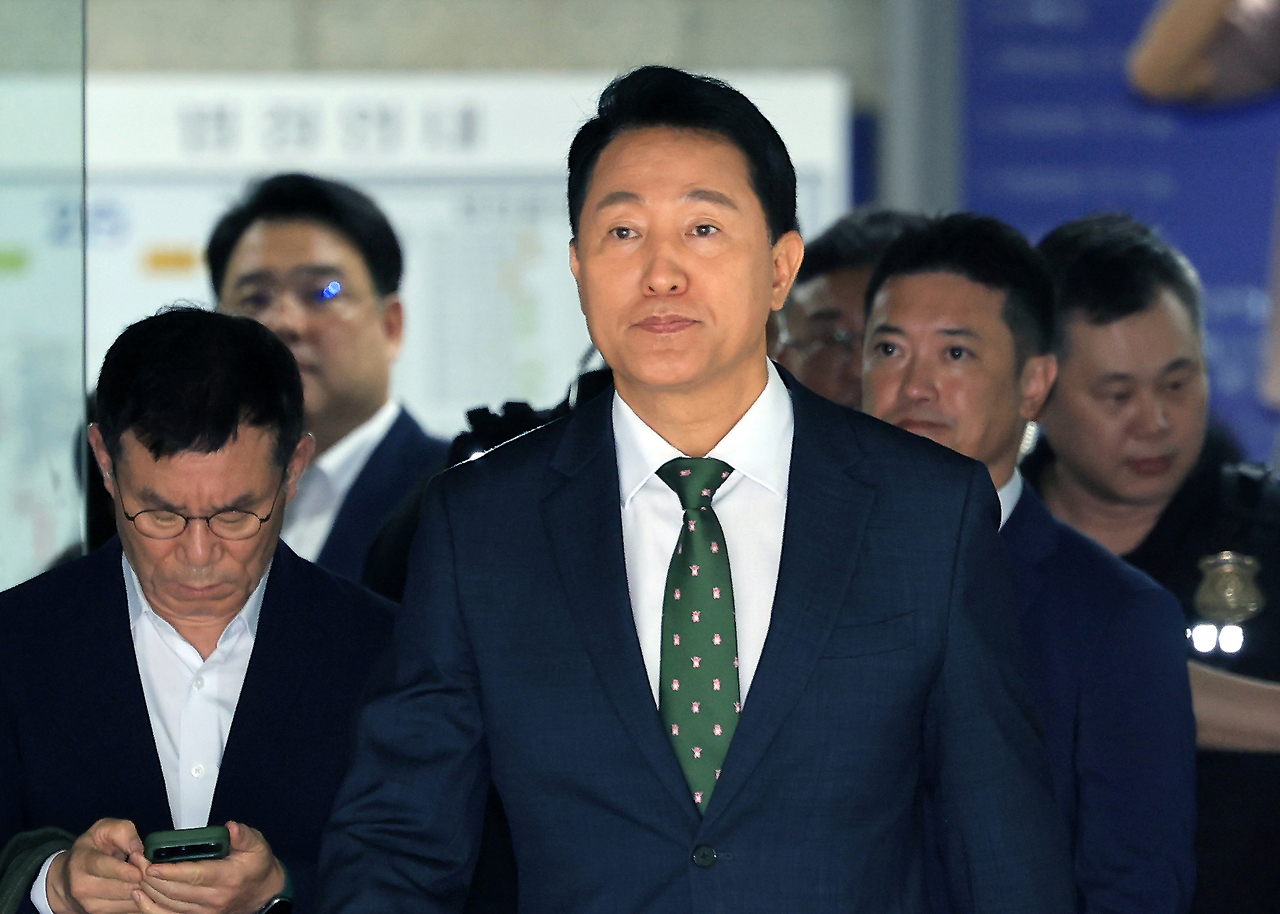 정치 브로커 명태균 씨로부터 여론조사 결과를 받아보고 후원자에게 비용을 대납하게 한 혐의로 기소된 오세훈 서울시장이 22일 오후 서울 서초구 서울중앙지법에서 열린 선고 공판을 마친 뒤 법정을 나서고 있다. 서울중앙지법 형사합의22부(부장 조형우)는 이날 정치자금법 위반 혐의로 재판에 넘겨진 오 시장에게 벌금 1000만원을 선고했다. [연합]