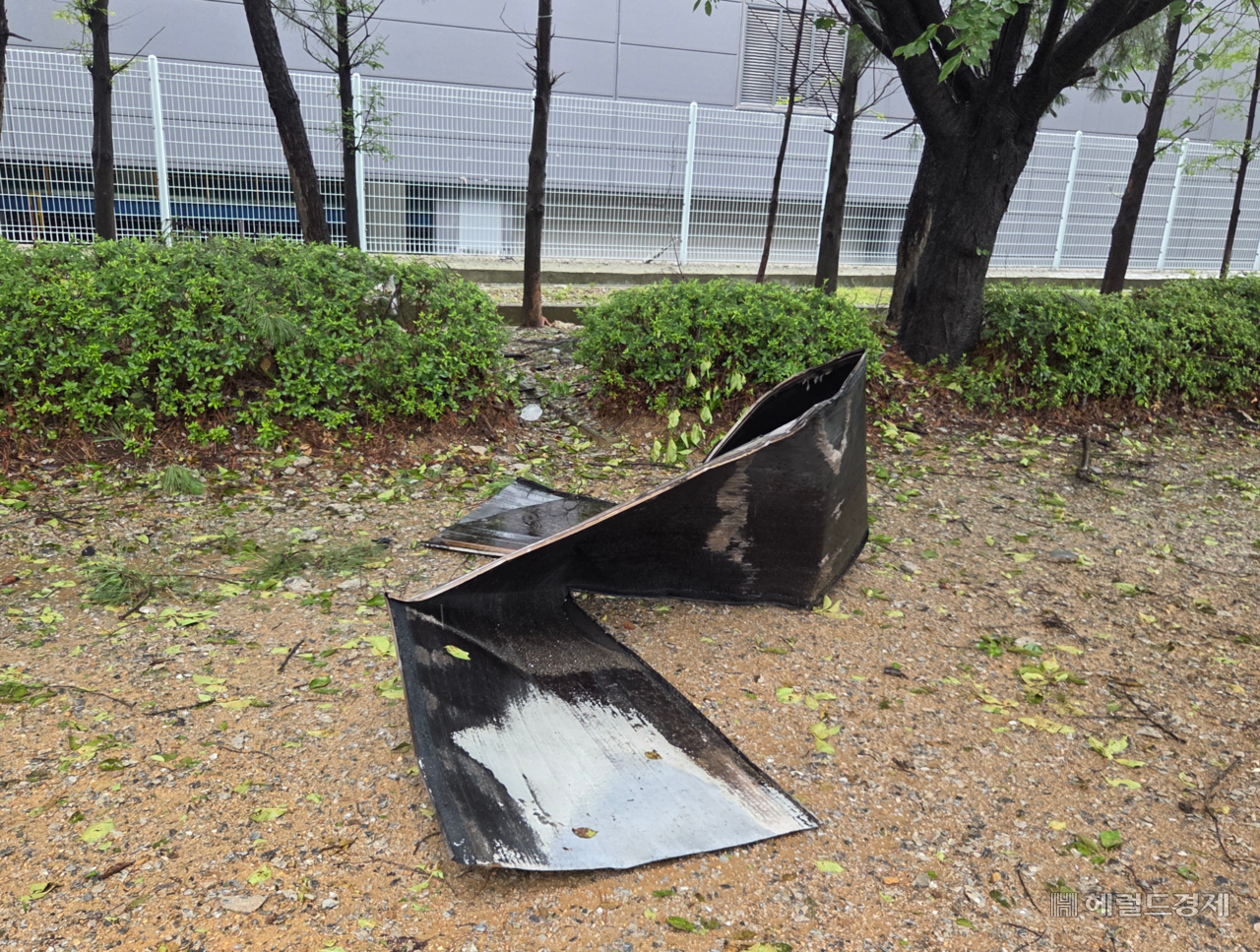 화재가 발생한 인천 서해구 쿠팡 물류센터 인근 화단에 검게 그을린 건물 구조물이 바닥으로 떨어져 있다. 이영기 기자