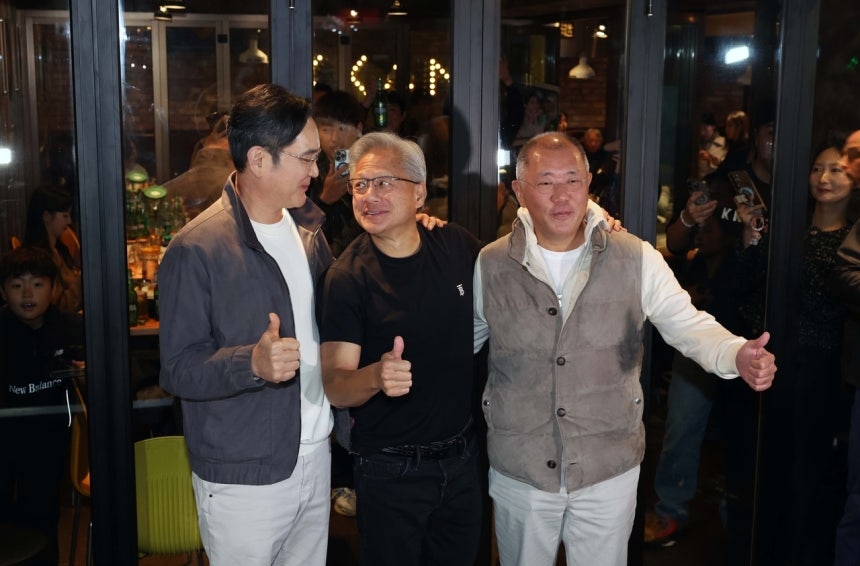 젠슨 황 엔비디아 최고경영자가 지난해 10월 서울 삼성동 한 치킨집에서 진행된 이재용 삼성전자 회장, 정의선 현대차그룹 회장과 회동을 마친 후 기념촬영을 하고 있다. 사진 왼쪽부터 이재용 회장, 젠슨 황 CEO, 정의선 회장  [연합]