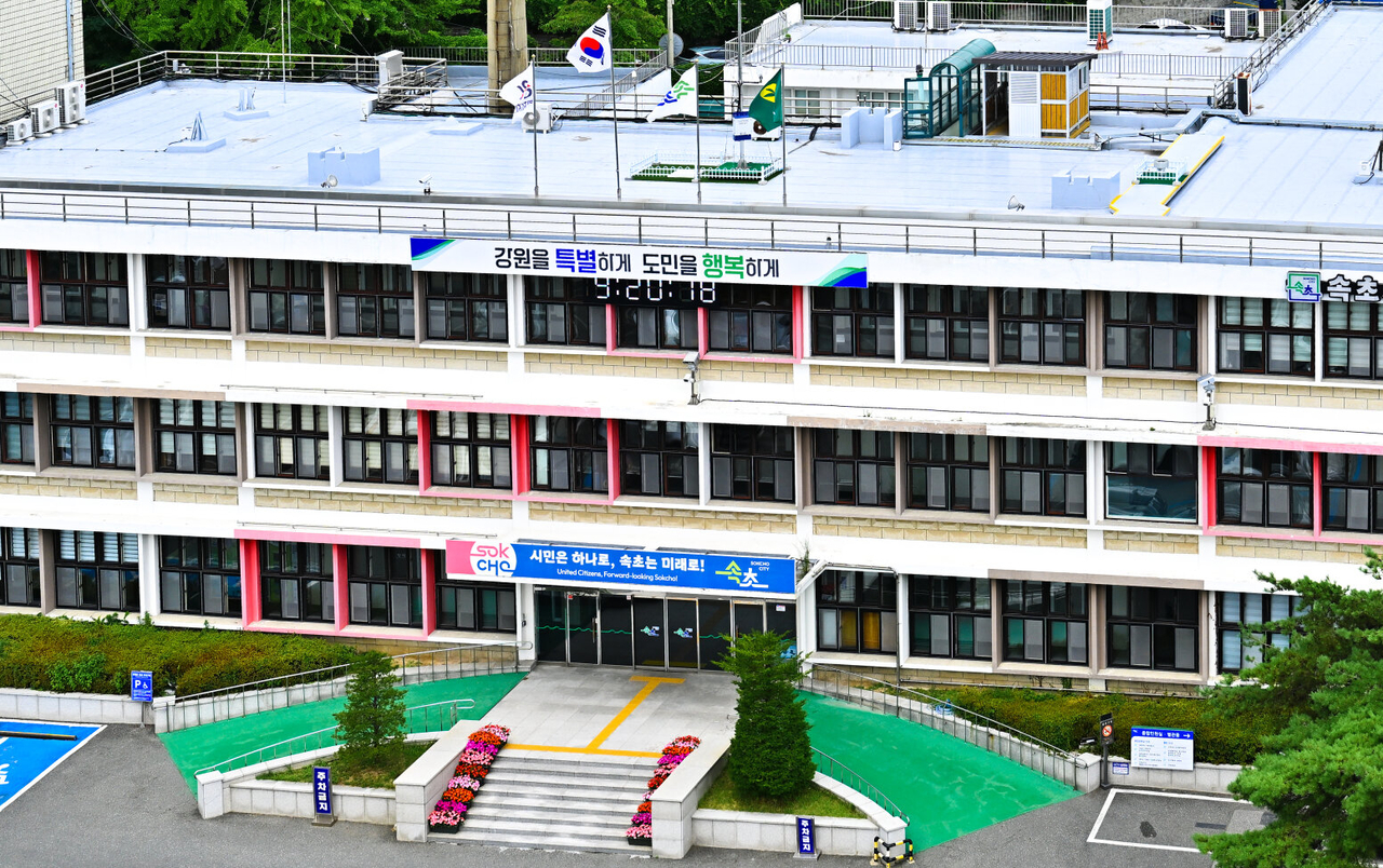 야당 시장이 뽑힌 속초시청 청사엔 여당 우상호표 강원도정 구호가 새로 붙었다. 지난달 강원도 지선 당선인 대회에서는 여당 도지사도, 야당 기초단체장들도 모두 화합, 통합을 합창했다.