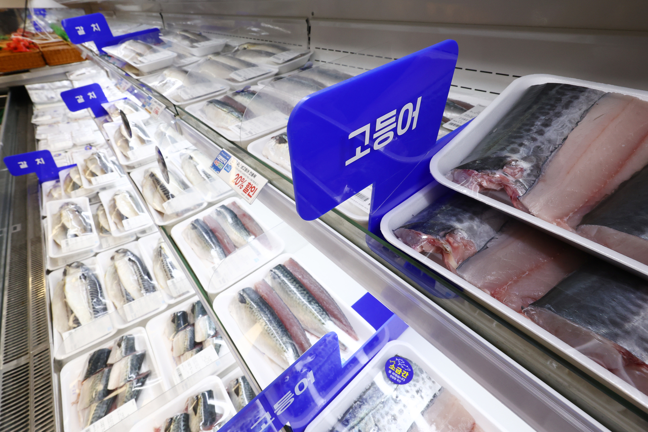 서울의 한 대형마트에 진열된 고등어.  [연합]