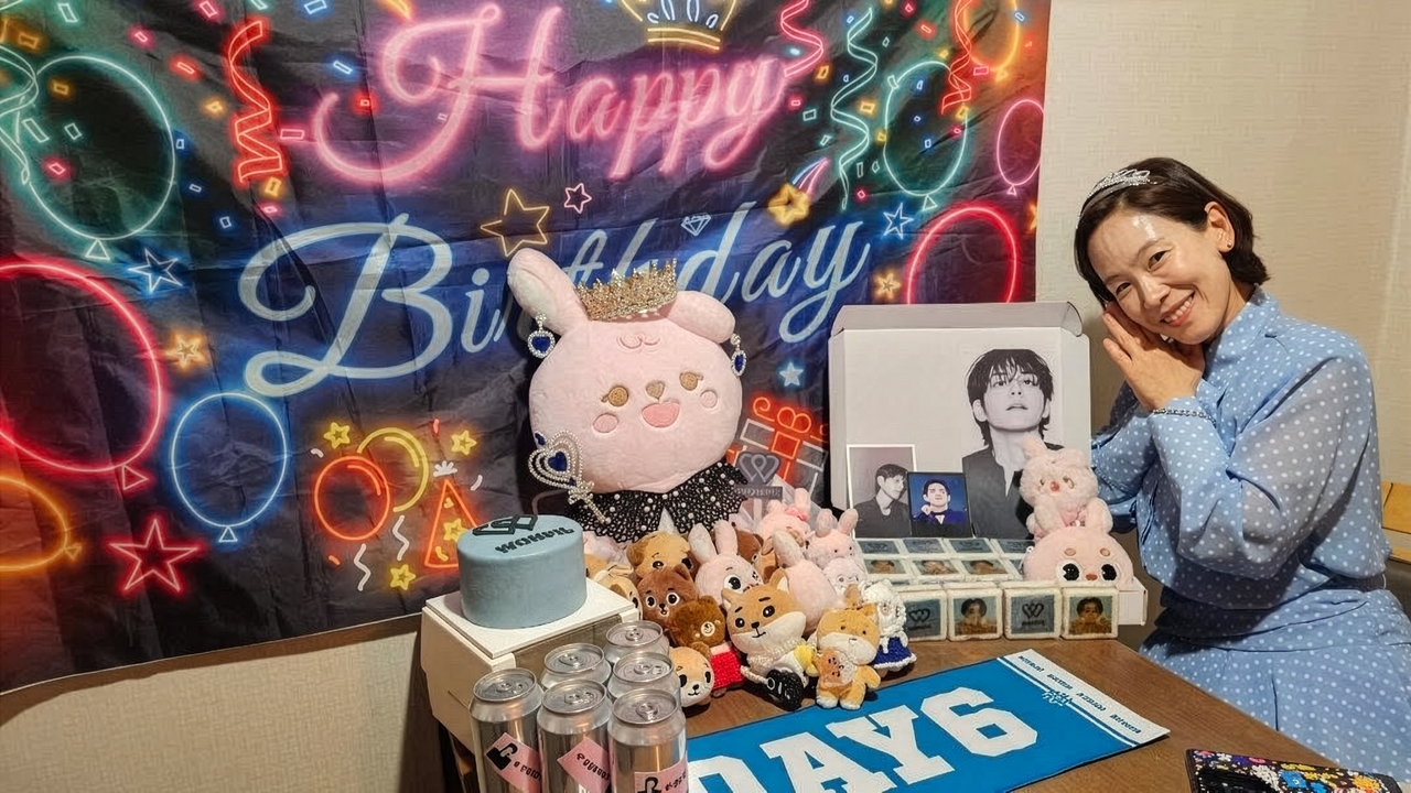 Kim Ju-ri poses with Day6 merch during a birthday party she held with "Ajimae My Day" friends for member Wonpil in May. (Kim Ju-ri)