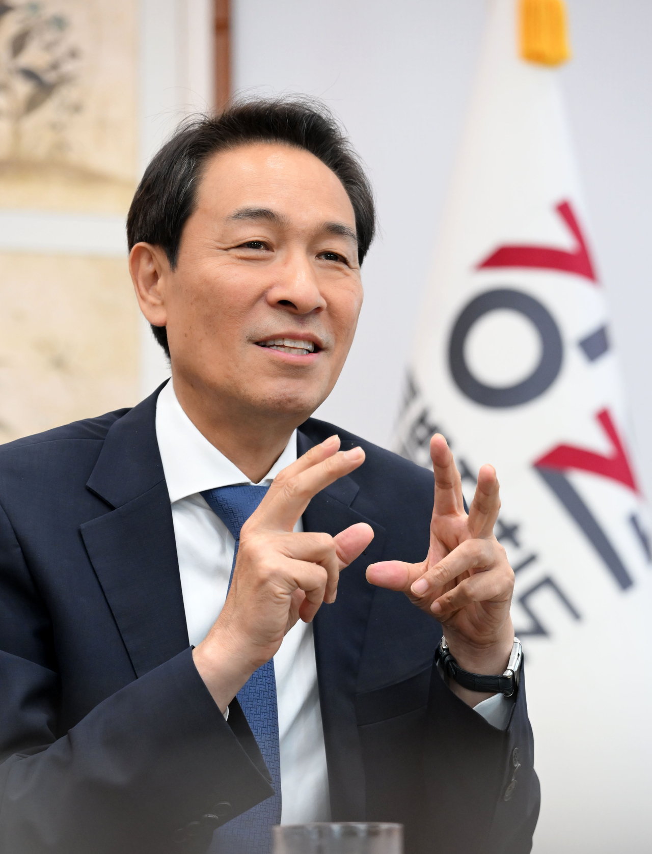우상호 강원지사는 13일 강원도청에서 가진 헤럴드경제와 인터뷰에서 “강원도의 변화는 시작됐다”며 청년 이탈 등 위기 극복 방안을 밝혔다.    춘천=이상섭 기자