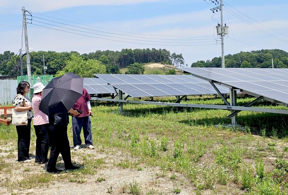 접경지 화천의 태양광 발전시설을 화천군수직 인수위원들이 둘러보고 있다.