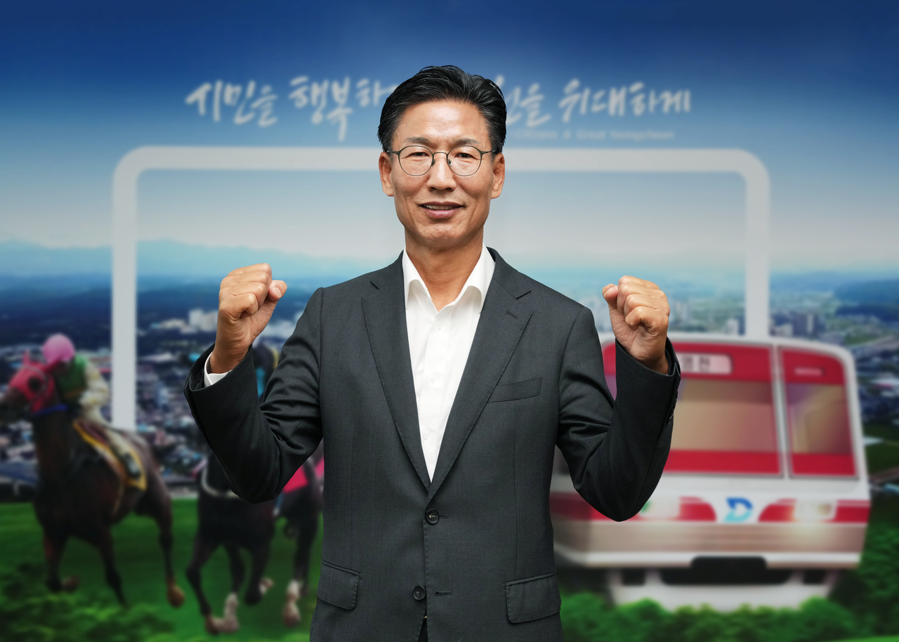 김병삼 경북 영천시장은 21일 오후 영천시청 내 시장실에서 헤럴드경제와 인터뷰를 통해 한국마사회 본사 이전 추진 등 민선 9기 영천시의 비전에 대해 설명하고 있다.[영천시 제공]