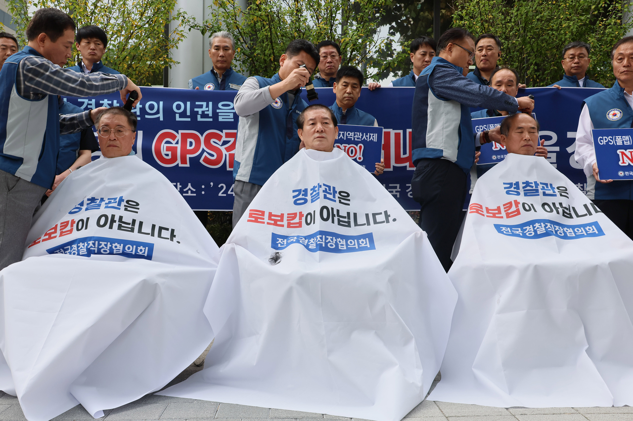 지난 2024년 전국경찰직장협의회 관계자들이 서울 서대문구 경찰청 앞에서 열린 현장 경찰관 인권탄압 규탄대회에서 경찰청의 GPS 감시와 밀어내기 순찰을 규탄하며 삭발식을 진행하는 모습. [연합]